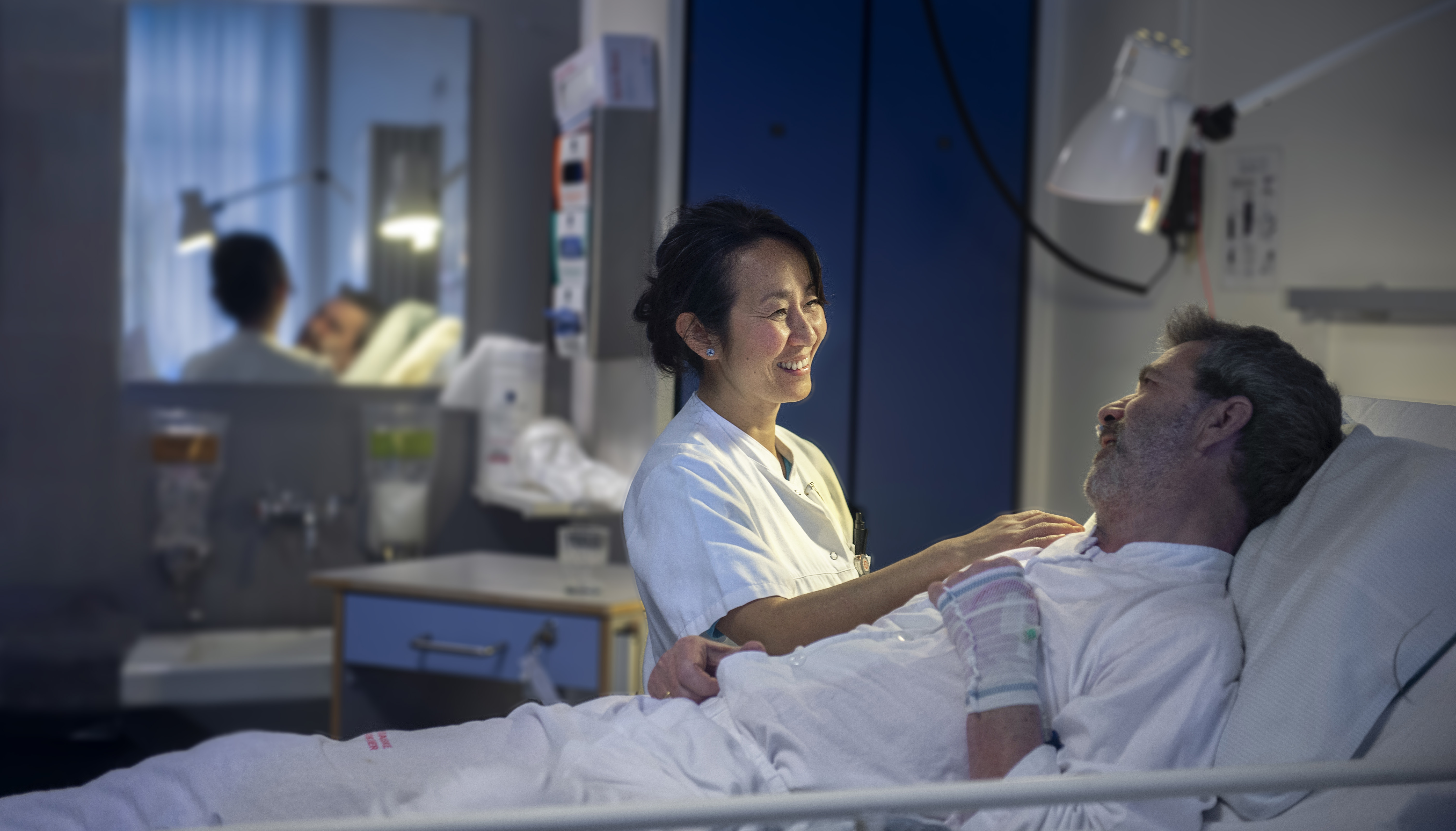 Sundhedsfagligt personale snakker med patient